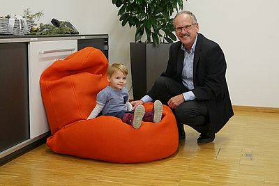 Platz zum 'Reinwachsen': Geschäftsführer Dietrich Vonhoff und Gewinnerin Lea mit ihrem 1. Preis, einem Sitzsack von IKEA