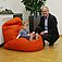 Platz zum 'Reinwachsen': Geschäftsführer Dietrich Vonhoff und Gewinnerin Lea mit ihrem 1. Preis, einem Sitzsack von IKEA